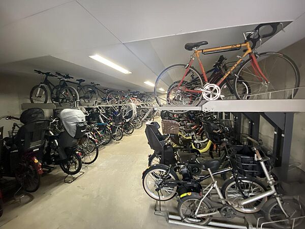 雨風をしのげる、広々とした安心の屋内駐輪場。