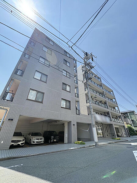全室の明るさを予感させる、陽だまりのモダンマンション。