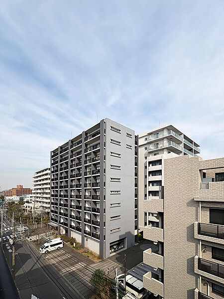 周辺の街並みを見下ろす、高層階ならではの圧倒的開放感。
