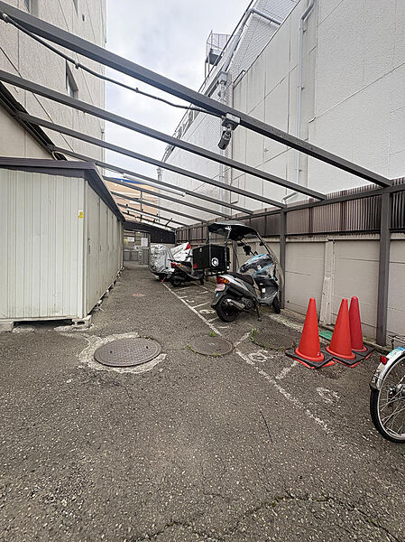 雨の日でもサドルが濡れにくく車体の劣化を防いでくれる大型の屋根付き駐輪場（バイク置場）を完備。