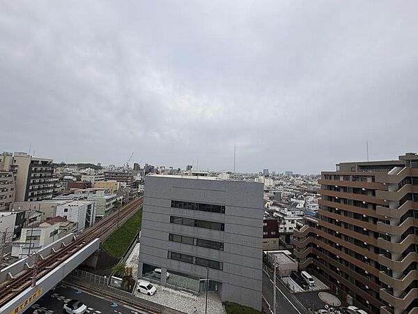 前面に高い建物がないため、開放感と遠くまで抜けた景色を楽しめる気持ちの良いロケーション。
