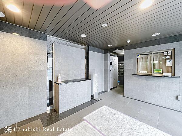 洗練されたデザインが出迎える、ホテルのような気品漂うエントランス。