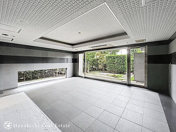 光と緑が織りなす癒やしの空間。住まう人の心を満たす、開放的なラウンジ。