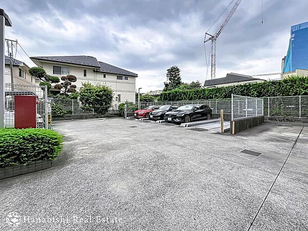 敷地内に駐車可能。雨の日や荷物の多い日もスムーズです。