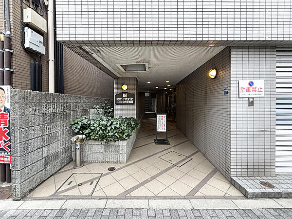 落ち着いた佇まいが住まいの品格を感じさせるエントランス。