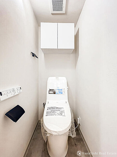 衛生面・快適性に優れる温水洗浄便座を標準装備。トイレットペーパーや掃除用品などをすっきり収納できる便利な上部吊戸棚も付いており、空間を清潔に保てます。
