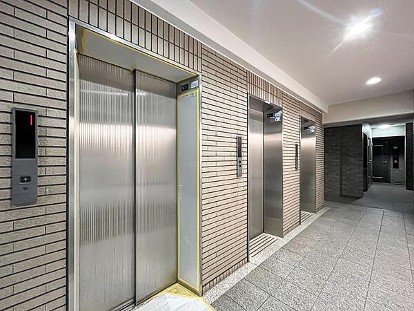 混雑する時間帯にもスムーズに移動ができる、3基設置されたエレベーター