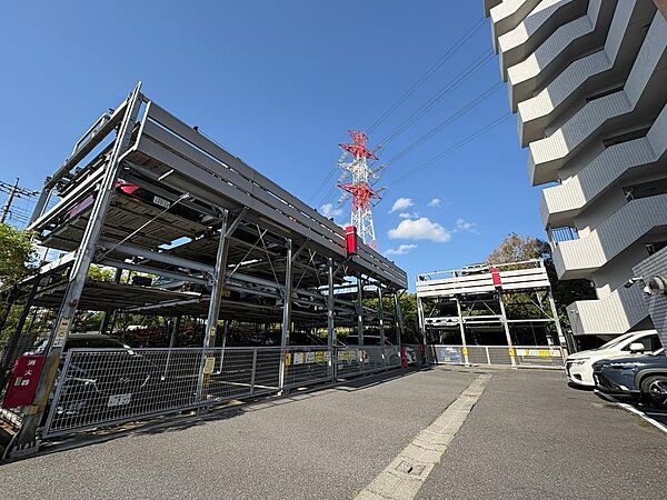 敷地内に設けられた駐車場スペース。大切なお車を身近に駐車でき、お出かけや日々のお買い物時にも大変便利です。
