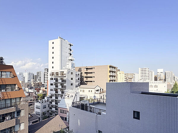 7階住戸からの心地よい開放的な眺望。遮るもののない青空が広がり、毎日の癒やしになります。