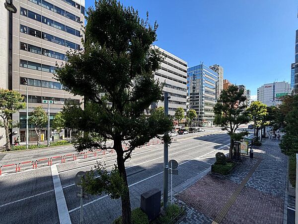 2階住戸からの眺望です 。通りを見渡せる開放的な景色が広がります 。