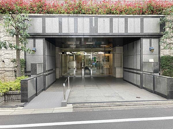 重厚感のある門構えと、美しく手入れされた上部の植栽が目を引く外観デザイン。段差の少ないフラットなアプローチとなっており、住まう方の安全と快適性に配慮されています。