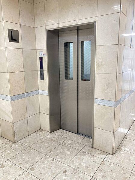 高級感のあるタイル貼りの壁面に囲まれたエレベーター。お買い物帰りで重い荷物がある日や、ベビーカーでの移動もスムーズ。マンションならではの快適な動線が確保されています。