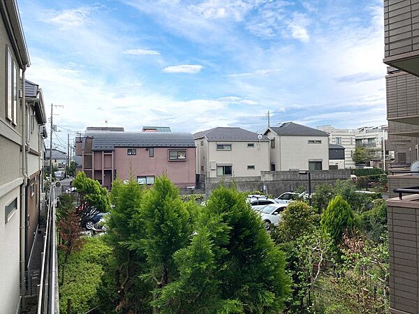 豊かな植栽の緑が目を楽しませてくれ、心地よい風を感じられる気持ちの良い住環境です。