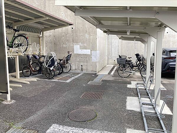 出し入れがしやすい屋外の駐輪スペースには、しっかりとした屋根を設置 。チャイルドシート付きの自転車や電動アシスト自転車もスムーズに駐輪でき、ファミリーの日常を快適にサポートします。