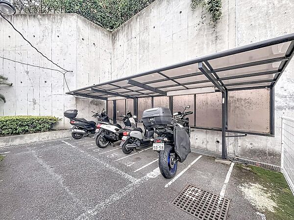 大切な愛車を雨風から守りやすい屋根付きのバイク駐車スペース 。お出かけや通勤のフットワークをより軽快にしてくれる、乗り物好きの方にも嬉しい共用設備です。