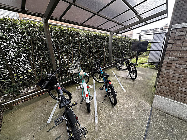 大切な愛車を雨から守る屋根付きのバイク置場スペースです