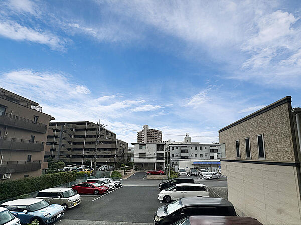 2階部分バルコニーからの景色。前を遮る建物がなく開放的