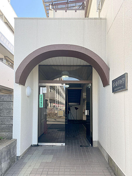 アーチ状のキャノピー（ひさし）がアクセントになった、どこか温かみのある入口です。