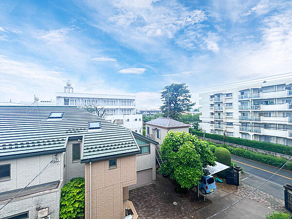 目の前を遮る高い建物がなく、大きく広がる青空と開放的な街並みを見渡せます。