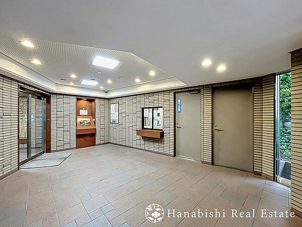 住まいの第一印象を彩る、落ち着きと品格を兼ね備えたエントランス。