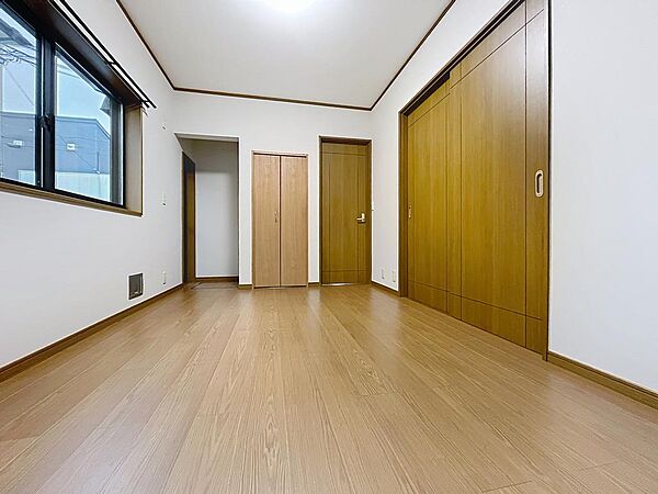 ◆採光良好な明るい洋室。