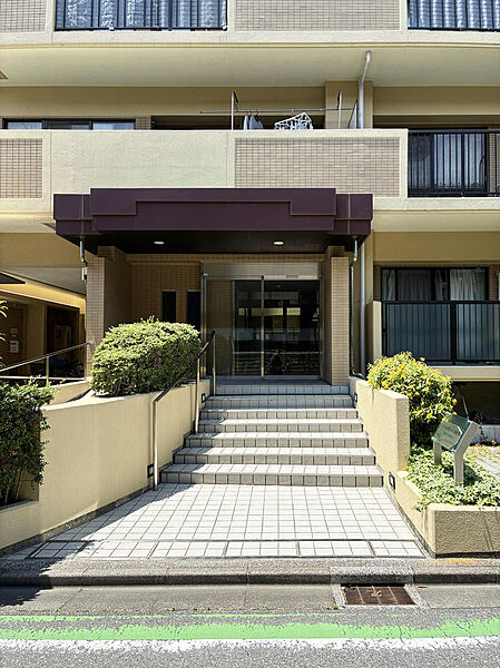 緩やかなスロープを設けた安心のアプローチ