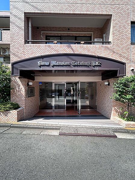 帰るたびに誇らしくなる、高級感のあるエントランス。重厚感のある門構えと、美しく手入れされた植栽が、住まう人を温かく迎え入れます。