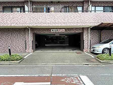 雨や日差しから愛車を守る!敷地内屋内駐車場完備