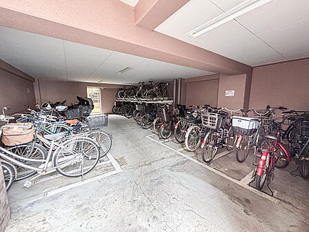 大切な自転車を雨から守る!屋根付きで安心の敷地内駐輪場