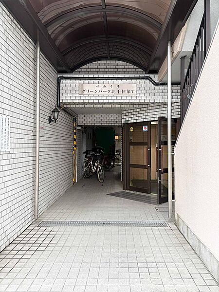 雨の日でも濡れにくい屋根付きアプローチ