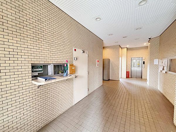 落ち着きと気品を備えた広々エントランス。