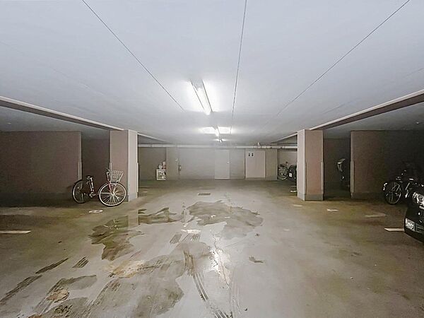 雨風を防げる安心の屋内駐輪・駐車スペース