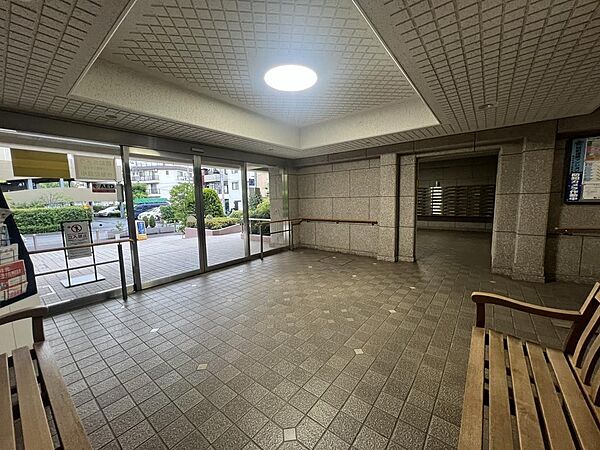 ガラス張りで明るく解放感あふれる風除室・ホール