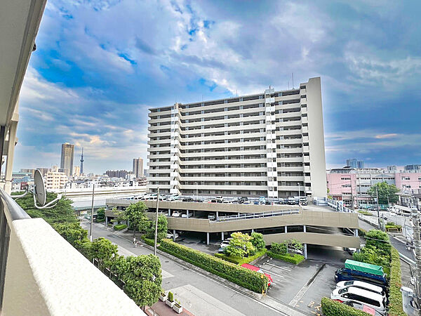 敷地内の広い敷地と遠くまで見渡せる伸びやかなロケーション