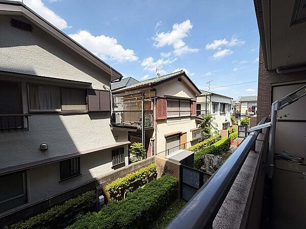 バルコニーからの景色。前方に高い建物がなく開放的で、落ち着いた住宅街を見渡せます。