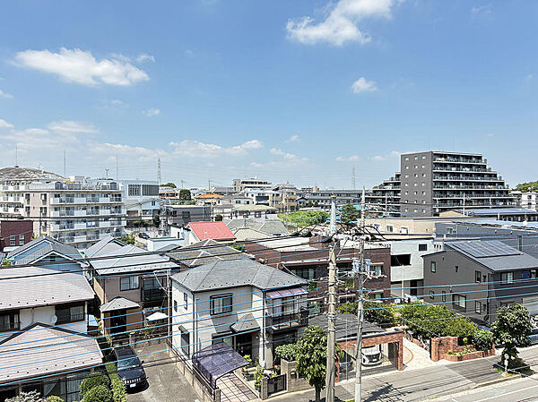 周囲に高い建物が少なく、開放的な街並みを見渡せます。