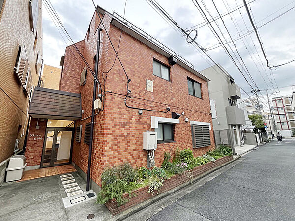 落ち着いた街並みとなじむ温かみのあるレンガ調の外壁。前面道路はゆとりがあり、周辺環境の静けさと暮らしやすさを実感できる住環境です。