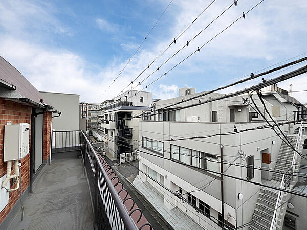 周囲に高い建物が少なく、青空が心地よく広がる開放的なロケーション。風通しも良好で、日々の息抜きやリフレッシュに最適なプライベート空間です。