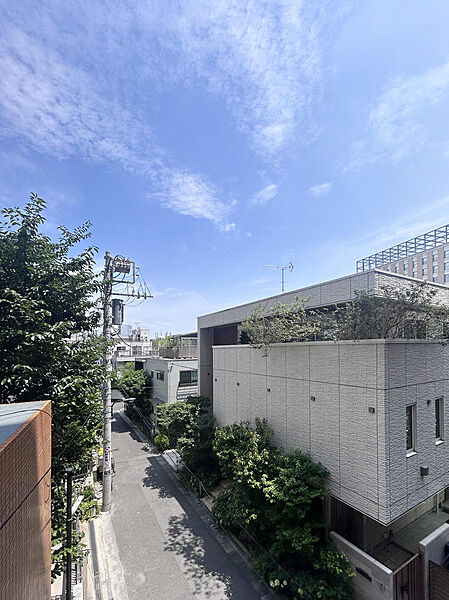 バルコニーからの開放的な見晴らし。青空が広がり爽やかな風が吹き抜けます。