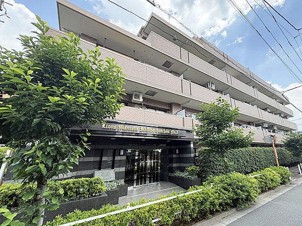 あたたかみのあるタイル貼りの外観と、手入れの行き届いた敷地内の植栽が美しく調和する低層マンション。前面道路からのアプローチには緑が豊かに配され、住まい全体に穏やかで落ち着いた印象を与えてくれます。
