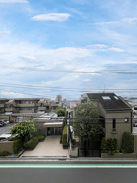 周辺は低層の建物が多く、目の前を遮る高い建物がないため、抜けるような青空を一望できます。陽当たり・通風も良好。都会の喧騒を離れ、心地よい風を感じながらリラックスできるプライベート空間です。