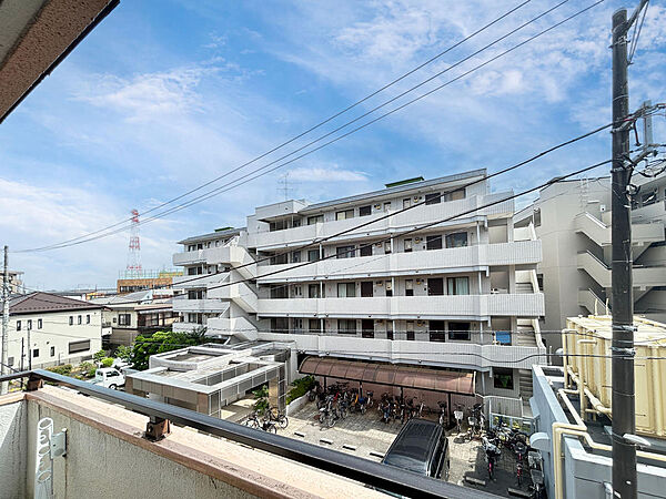 前面に遮るものがなく青空が心地よく広がるバルコニーからの景観。爽やかな風と十分な日差しを取り込み、毎日気持ちよく過ごせる開放的なロケーションです。
