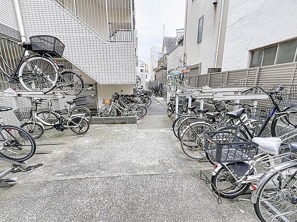 敷地内には整理された駐輪場を完備。毎日の通勤・通学、お買い物に便利です