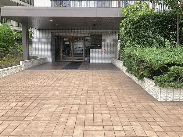 緑豊かな植栽が整えられ、居住者やゲストを心地よく迎え入れる開放的な空間デザインです。