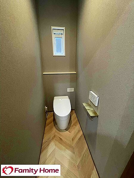 【トイレ(2階)】掃除がしやすく見た目もスマートなトイレが搭載されています。温水洗浄便座付きです。窓が設けられているので、自然換気がスムーズにできます。/2025年6月撮影