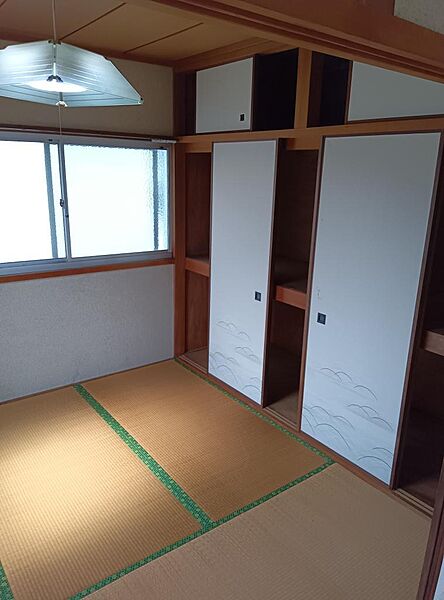 【2階和室/約4.5帖】天袋付きの押入が備わっています。衣類や寝具などをまとめて収納でき、お部屋をすっきりと保つことが可能です。