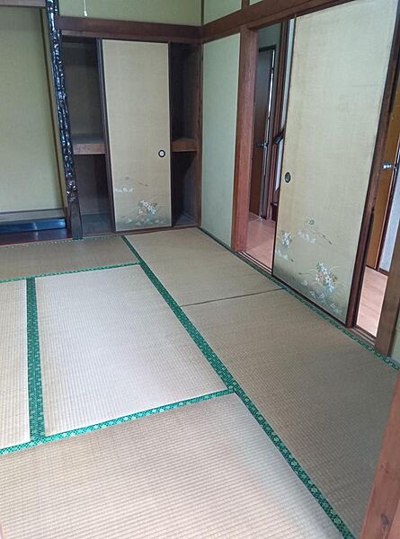 【1階和室/約6.0帖】座布団や寝具などを収納できる、押入が設けられています。玄関側・廊下側の2面に扉があり、開放的な空間です。