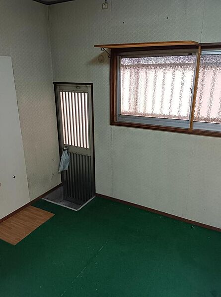 【勝手口/DK(約6.0帖)】勝手口から直接外に出ることができ、ゴミ出しの際などに便利です。DKは2面採光のため、爽やかな風が通ります。