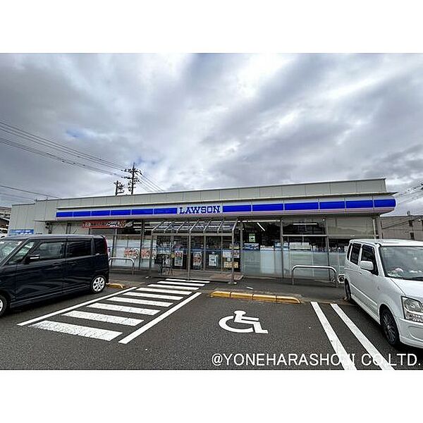 周辺：コンビニ「ローソン小矢部野端店まで900ｍ」