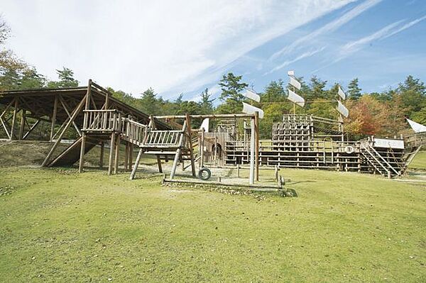 公園 陶史の森グリーンヒルズ土岐に隣接する生活環境保全林。大型アスレチックで遊んだりかわいい動物とふれあったり、気持ちのいい自然の中、家族みんなで楽しめます。 140m